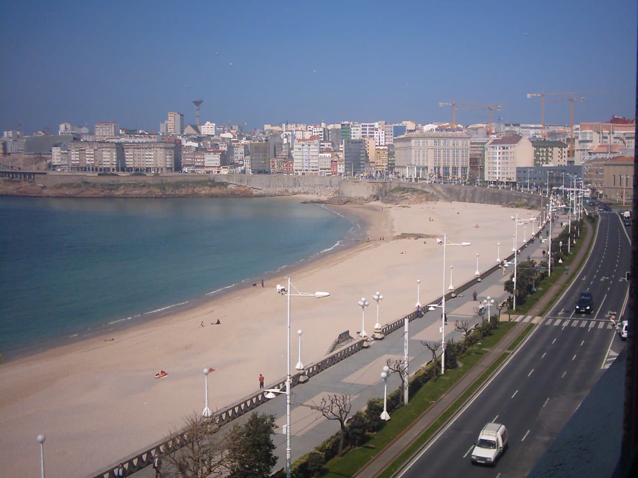 La playa del Orzán y el paseo marítimo de A Coruña